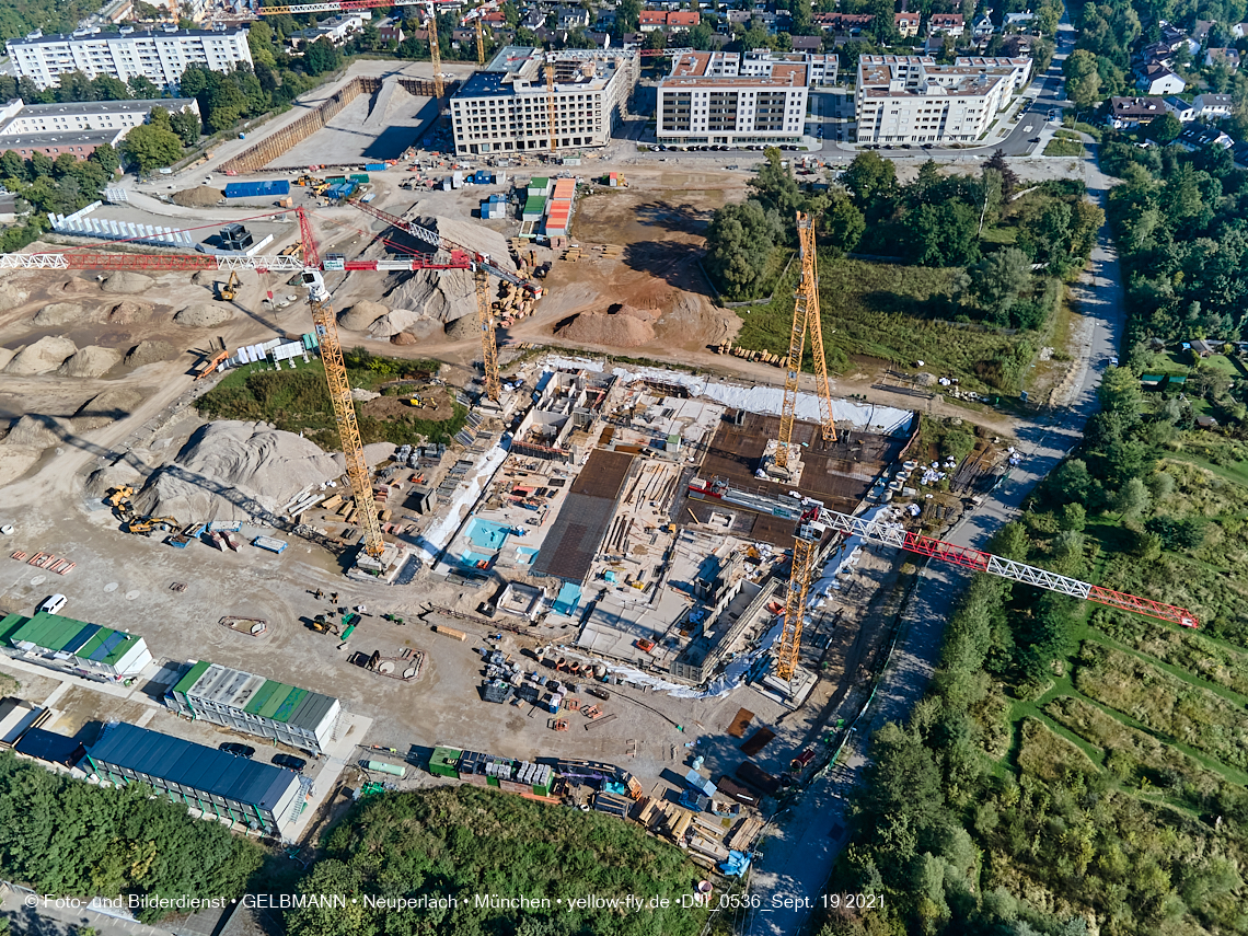 19.09.2021 - Aktuelle Luftbilder aus dem Alexisquartier und Pandion Verde in Neuperlach in München